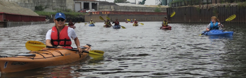 Undergraduate students kayak in the Chicago River